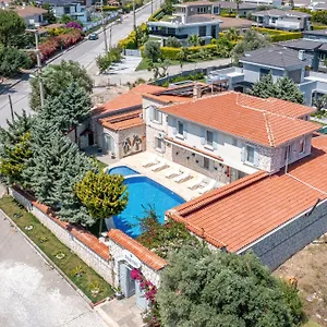 https://deruni-alacati-butik-otel.hotelsofizmir.com